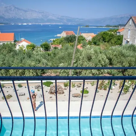 Gabrijela Vila *
